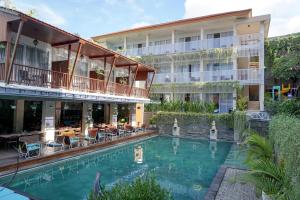 Bazén v ubytování Graha Socio Hotel Nusa Dua Bali nebo v jeho okolí