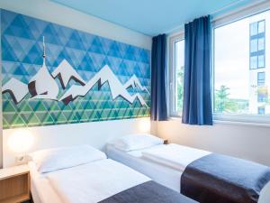 Postel nebo postele na pokoji v ubytování B&B Hotel Rosenheim