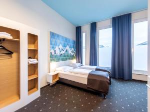 Postel nebo postele na pokoji v ubytování B&B Hotel Rosenheim