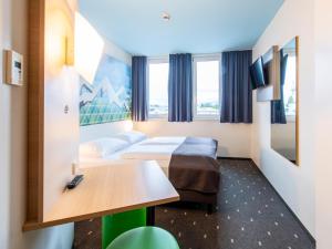 Postel nebo postele na pokoji v ubytování B&B Hotel Rosenheim