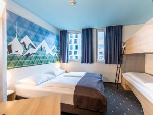 Postel nebo postele na pokoji v ubytování B&B Hotel Rosenheim