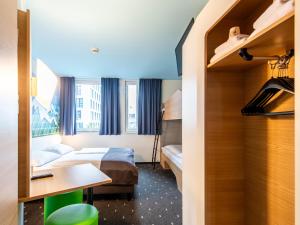 Postel nebo postele na pokoji v ubytování B&B Hotel Rosenheim