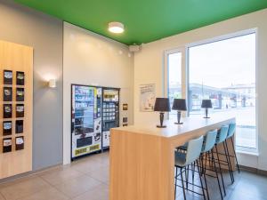 Kuchyň nebo kuchyňský kout v ubytování B&B Hotel Rosenheim