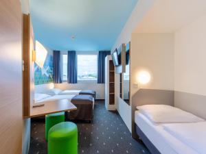 Postel nebo postele na pokoji v ubytování B&B Hotel Rosenheim