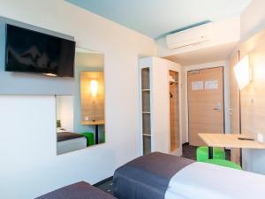 Postel nebo postele na pokoji v ubytování B&B Hotel Rosenheim