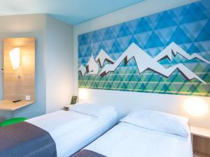 Postel nebo postele na pokoji v ubytování B&B Hotel Rosenheim