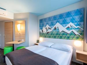 Postel nebo postele na pokoji v ubytování B&B Hotel Rosenheim