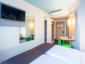 Postel nebo postele na pokoji v ubytování B&B Hotel Rosenheim