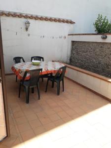einen Tisch und Stühle auf einer Terrasse in der Unterkunft Casa Annamaria in Milazzo