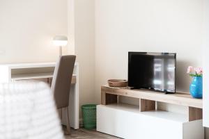 TV i/ili multimedijalni sistem u objektu Lovely suite with private parking in Como