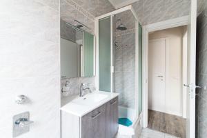 Kupatilo u objektu Lovely suite with private parking in Como