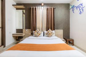 Katil atau katil-katil dalam bilik di FabHotel Shree Regency