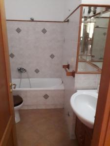 ein Badezimmer mit einer Badewanne, einem WC und einem Waschbecken in der Unterkunft Casa Annamaria in Milazzo