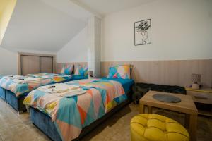 Ένα ή περισσότερα κρεβάτια σε δωμάτιο στο Makedon Apartments