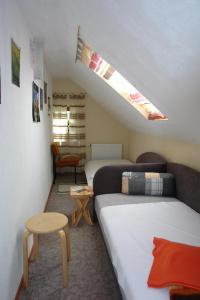 NeudorfにあるFerienwohnung Bimmelbahn-Blickのベッド2台とテーブルが備わる小さな客室です。