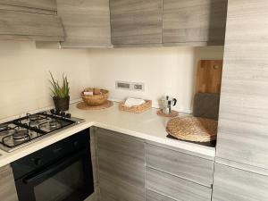 uma cozinha com um fogão e uma bancada em Terrazze Alelà apartment em Bari