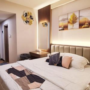 ein Schlafzimmer mit einem großen Bett mit Kissen darauf in der Unterkunft Apartment in Citra Plaza Nagoya Lubuk Baja Kota Batam in Nagoya