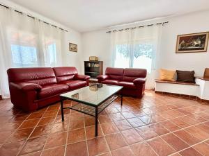 ein Wohnzimmer mit einem Sofa und einem Tisch in der Unterkunft Villa San Bartolo in San Vincenzo
