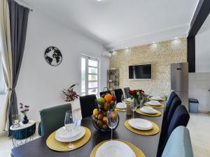 TV a/nebo společenská místnost v ubytování Vila Ines near nature park Vrana