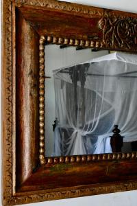 江比阿尼的住宿－阿姆卡別墅，镜子上挂着窗帘的照片