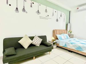 Postel nebo postele na pokoji v ubytování NETIZEN near MRT 2-3pax Cozy Stay