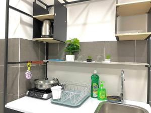 Kuchyň nebo kuchyňský kout v ubytování NETIZEN near MRT 2-3pax Cozy Stay
