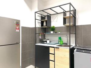 Kuchyň nebo kuchyňský kout v ubytování NETIZEN near MRT 2-3pax Cozy Stay