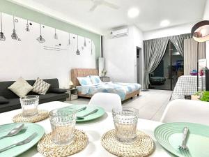 een woonkamer met een tafel en een kamer met een bed bij NETIZEN near MRT 2-3pax Cozy Stay in Cheras