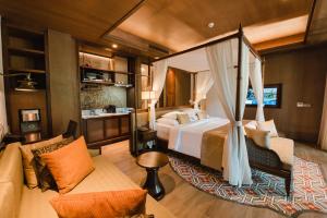 pokój hotelowy z łóżkiem i kanapą w obiekcie Ramayana Suites and Resort w mieście Kuta