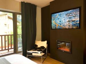 TV a/nebo společenská místnost v ubytování Modern Grey Studio En Valle De Incles - Parking Gratis l by BonesVacances