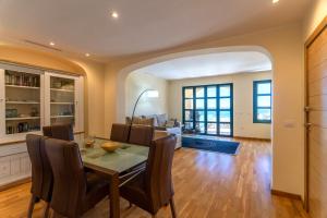 uma sala de jantar e sala de estar com mesa e cadeiras em Dream sea view Villa with private swimmingpool and Jacuzzi em Golf del Sur