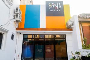 a store front with a colorful sign on it at Sans Hotel City Park Medoho Semarang in Alastuwo