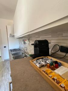 eine Küche mit einem Tablett mit Essen auf einer Theke in der Unterkunft Greta’s House - Napoli Centro in Neapel