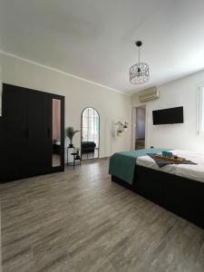 ein Schlafzimmer mit Bett und ein Wohnzimmer in der Unterkunft Greta’s House - Napoli Centro in Neapel