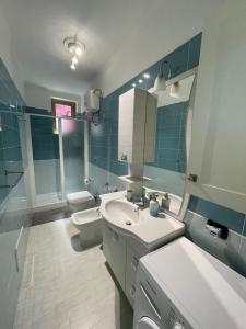 ein Badezimmer mit Waschbecken, Toilette und Spiegel in der Unterkunft Greta’s House - Napoli Centro in Neapel + 29 Fotos