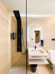 ein Bad mit einem Waschbecken und einem Spiegel in der Unterkunft Lujoso Ático Dúplex En Valle De Incles - Parking Gratis in Canillo