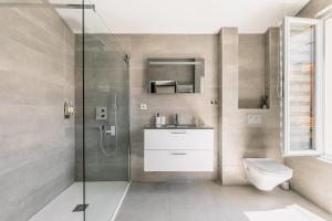 La salle de bains est pourvue d'une douche, de toilettes et d'un lavabo. dans l'établissement T2 Les Altéas - Cozy & Modern apartment - quiet area - city center, à Biarritz