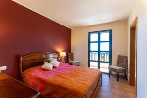 um quarto com uma cama e uma grande janela em Dream sea view Villa with private swimmingpool and Jacuzzi em Golf del Sur