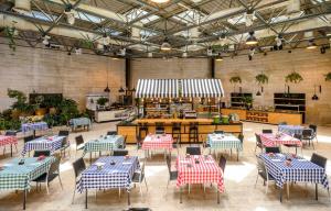 ein Restaurant mit blauen und weißen Tischen und Stühlen in der Unterkunft Prima Park Hotel Jerusalem in Jerusalem