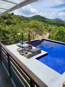 una piscina su un balcone con vista di Lost Paradise 1 a Hinkong