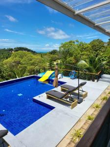 una persona parada en la azotea de una casa con piscina en Lost Paradise 1, en Hinkong