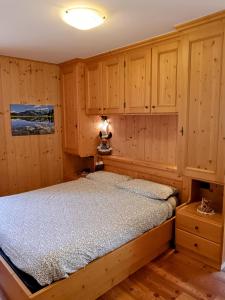 Giường trong phòng chung tại Casa dello sportivo - Val di Sole Trentino