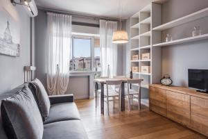 Televízia a/alebo spoločenská miestnosť v ubytovaní Ferrini Home - Suites