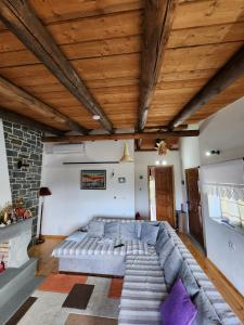 - un grand lit dans un salon doté de plafonds en bois dans l'établissement Villa Shuaipaj, à Gjirokastër