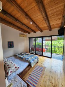 Postel nebo postele na pokoji v ubytování Villa Shuaipaj + 37 fotografií