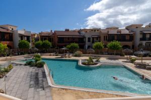 uma piscina com uma pessoa na água em Dream sea view Villa with private swimmingpool and Jacuzzi em Golf del Sur