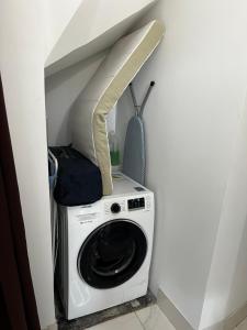 - Lavadora y secadora en una habitación en Studio équipé, en Rochefort