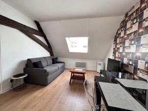 a living room with a couch and a table at Appartement au centre ville de Sens in Sens
