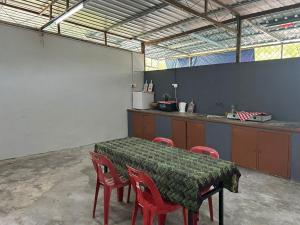 une chambre avec une table et des chaises ainsi qu'une cuisine dans l'établissement Rhu Dormitory, à Tanjung Rhu