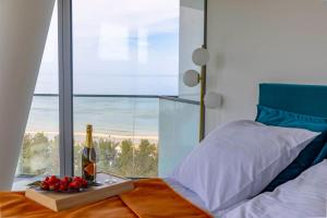 Posteľ alebo postele v izbe v ubytovaní WAVE private apartament - Sea View
